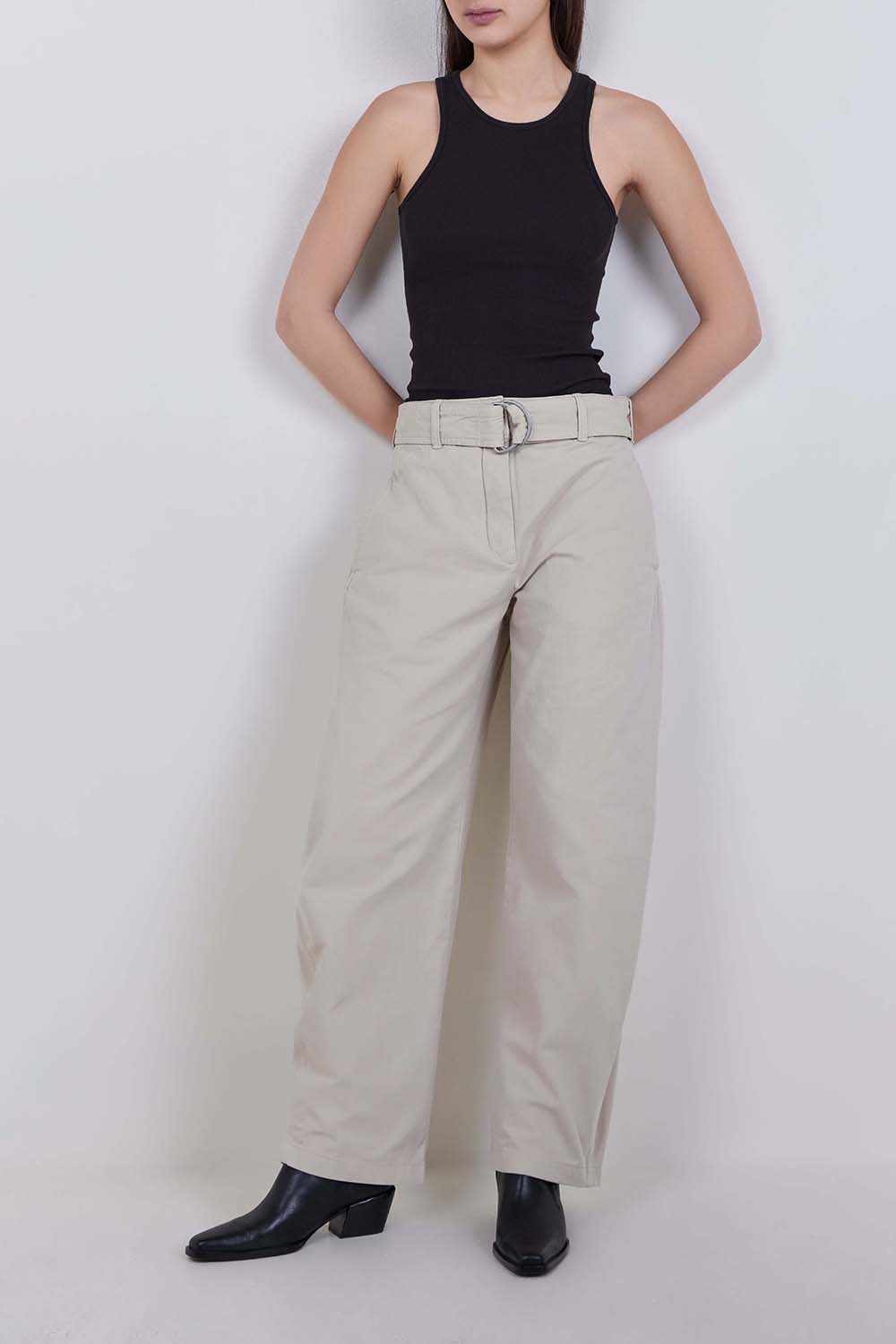 תמונת כל הלוק של מכנסיים ארוכים בגזרה משוחררת